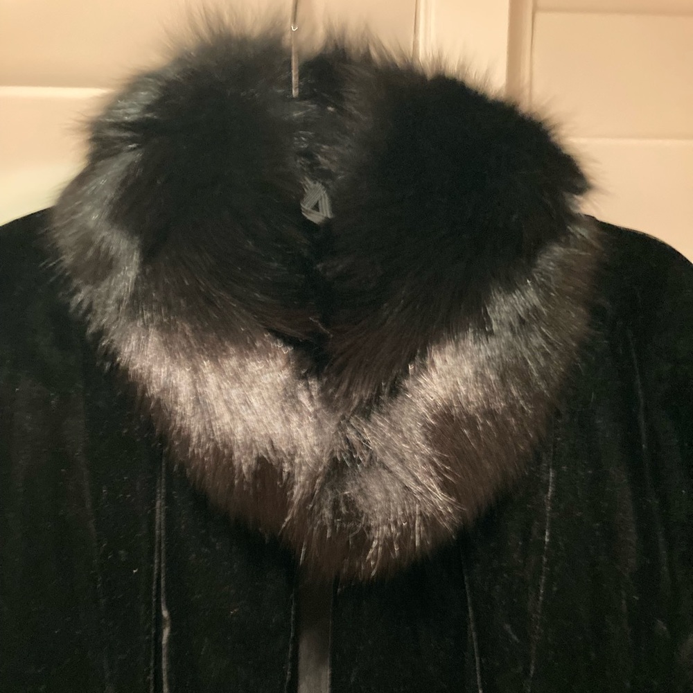 Beautiful (vintage) black velvet satin lined full length cape with black fox fur